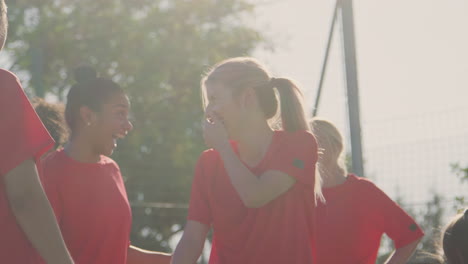 Weibliche-Fußballmannschaft-Wärmt-Sich-Im-Training-Gegen-Die-Gleißende-Sonne-Auf