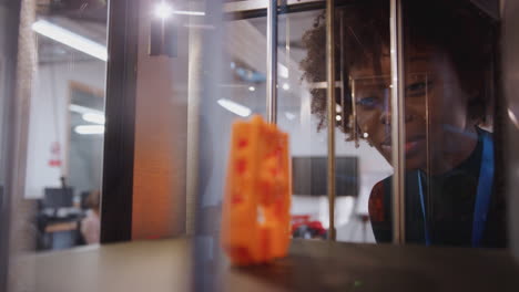 Studentin-Studiert-Ingenieurwesen-Mit-3D-Druckmaschine