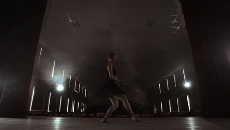 Elegante-Bailarina-Con-Vestido-Blanco-Bailando-Elementos-De-Ballet-Clásico-O-Moderno-En-La-Oscuridad-Con