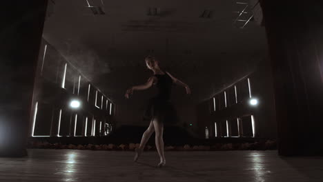 Joven-Y-Hermosa-Bailarina-En-El-Escenario-De-Humo-Bailando-Ballet-Moderno.-Realiza-Movimientos-Suaves-Con-Las-Manos