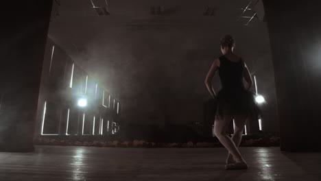 Cámara-Lenta:-La-Primera-Bailarina-Con-Un-Vestido-Negro-Realiza-Rotaciones-Y-Elegantes-Movimientos-De-Baile.-La-Cámara-Se-Mueve-Sobre-El-Cardán