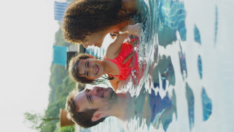 Vertikales-Video-Von-Mutter-Und-Vater,-Die-Sich-Im-Sommerurlaub-Mit-Ihrer-Tochter-Im-Schwimmbad-Vergnügen