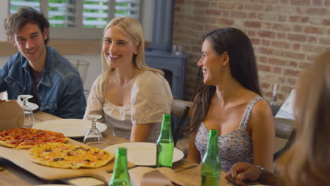 Multikulturelle-Gruppe-Von-Freunden,-Die-Zu-Hause-Gemeinsam-Eine-Bier--Und-Pizzaparty-Genießen