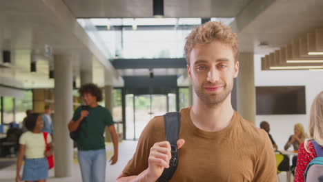 Porträt-Eines-Männlichen-Studenten-In-Einem-Geschäftigen-Universitäts--Oder-Hochschulgebäude