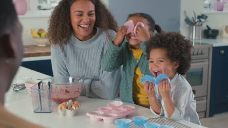 Familie-Mit-Kindern-In-Der-Küche,-Die-Spaß-Mit-Förmchen-Haben,-Während-Sie-Cupcakes-Backen