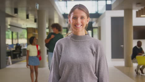 Porträt-Einer-Lächelnden-Studentin-In-Einem-Geschäftigen-Universitäts--Oder-Hochschulgebäude