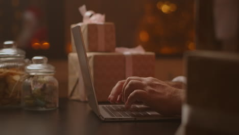 Am-Heiligabend-Antwortet-Der-Weihnachtsmann-Auf-Die-E-Mail-Eines-Gehorsamen-Kindes.-Hochwertiges-4K-Filmmaterial