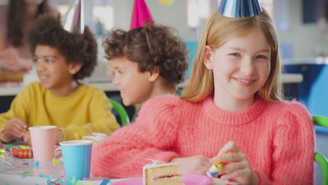 Mädchen-Mit-Geburtstagstorte-Und-Partygebläse-Auf-Party-Mit-Eltern-Und-Freunden-Zu-Hause