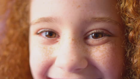 Nahaufnahme-Eines-Studioporträts-Eines-Lächelnden-Mädchens-Mit-Roten-Haaren-Vor-Gelbem-Hintergrund