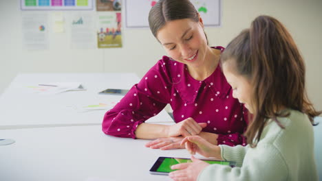 Lehrerin-Und-Studentin-Im-Klassenzimmer-Nutzen-Gemeinsam-Ein-Digitales-Tablet
