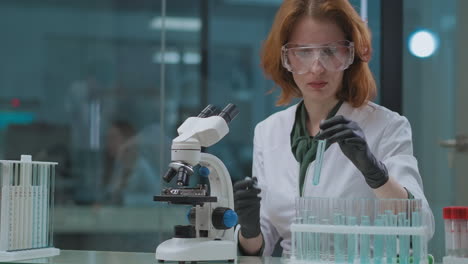 La-Mujer-Está-Trabajando-En-Laboratorio-Químico-Probando-Productos-Químicos-Por-Microscopio-Laboratorio-Científico-Para-Experimentar-E-Investigar-Retrato-De-Una-Experta