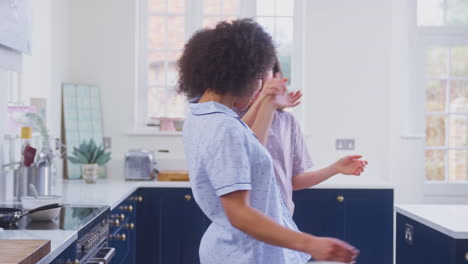 Schwangeres-Gleichgeschlechtliches-Paar-Tanzt-Und-Macht-Morgenpfannkuchen-In-Der-Küche