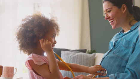 Schwangere-Mutter-Und-Tochter-Lauschen-Gemeinsam-Dem-Herzschlag-Des-Babys-Durch-Das-Stethoskop
