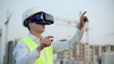 Ein-Arbeiter-Auf-Der-Baustelle-Mit-VR-Brille-Smart-City