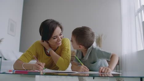 Mutter-Mit-Dem-Kleinen-Sohn-Mit-Buntstiften-Und-Lachen