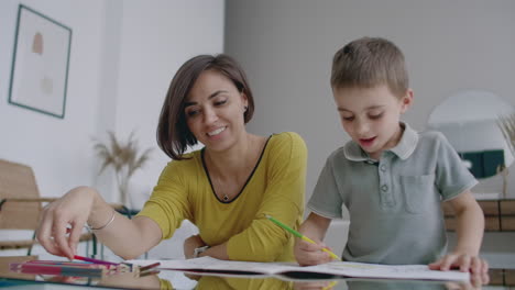 Mutter-Mit-Dem-Kleinen-Sohn-Mit-Buntstiften-Und-Lachen