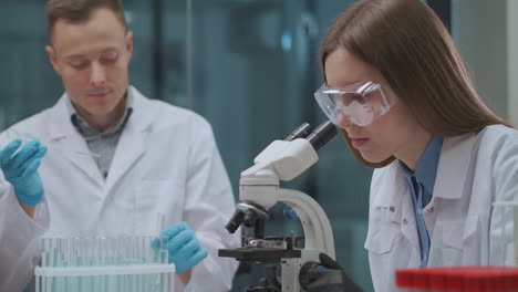 El-Equipo-De-Virólogos-Masculinos-Y-Femeninos-Está-Explorando-El-Virus-Del-Covid-19-En-El-Desarrollo-De-Fármacos-De-Laboratorio-En-Microbiología-Y-Virología-De-Empresas-Médicas-Para-La-Atención-Sanitaria.