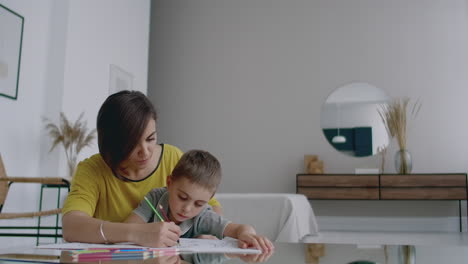 Mother-with-the-baby-son-with-colored-pencils-and-laugh