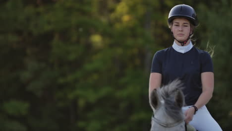 Zeitlupe,-Nahaufnahme.-Eine-Jockeyin-Reitet-Auf-Einem-Pferd.-Eine-Jockeyin-Reitet-Auf-Einem-Pferd-In-Einem-Korral.