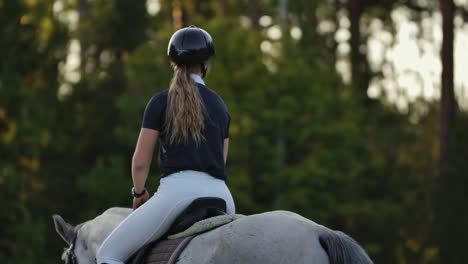 Rückansicht-Eines-Reiters-Auf-Einem-Pferd.-Rückansicht-Eines-Reiters-Mit-Einem-Pferd-In-Zeitlupe