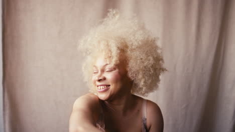 Studioporträtaufnahme-Einer-Selbstbewussten-Natürlichen-Albino-Frau-In-Unterwäsche,-Die-Körperpositivität-Fördert