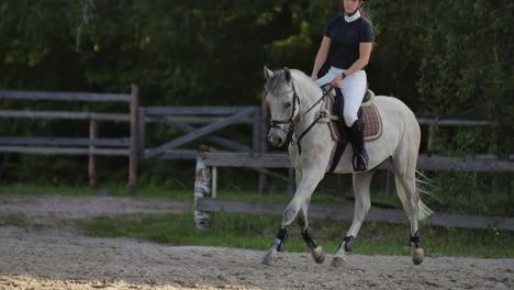 Zeitlupe,-Nahaufnahme.-Eine-Jockeyin-Reitet-Auf-Einem-Pferd.-Eine-Jockeyin-Reitet-Auf-Einem-Pferd-In-Einem-Korral.