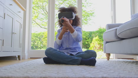 Junge-Sitzt-Auf-Dem-Boden-In-Der-Lounge-Und-Trägt-Ein-VR-Headset-Und-Spielt-Ein-Computerspiel