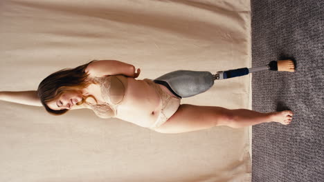 Vertikales-Video-Einer-Selbstbewussten-Frau-Mit-Beinprothese-In-Unterwäsche,-Die-Körperpositivität-Fördert