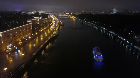 Luftaufnahme-Von-Nacht-Moskau-Mit-Fluss-Und-Brücke-Russland