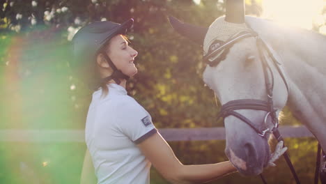 La-Chica-Está-Acariciando-Su-Caballo.-Ella-Le-Da-Amor-Al-Caballo.-Es-Un-Día-Maravilloso-Con-Su-Encantadora-Amiga.