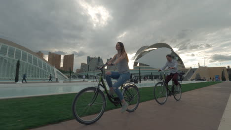 Paseo-En-Bicicleta-Cerca-De-La-Ciudad-De-Las-Artes-Y-Las-Ciencias-En-Valencia-España