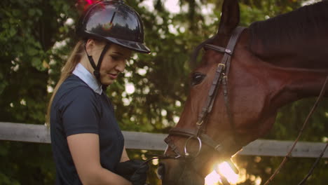 Las-A-Caballo-Alimentan-A-Su-Caballo-Después-Del-Entrenamiento.-Ella-Muestra-Devoción-Y-Preocupación-Por-Su-Amiga