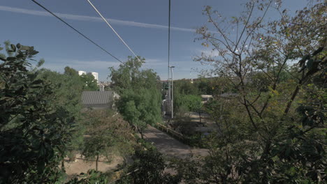 Una-Vista-Desde-Una-Cabina-Móvil-De-Un-Teleférico.