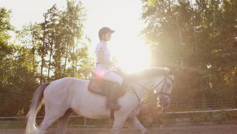 Es-Un-Bonito-Paseo-A-Caballo.-La-Chica-Monta-Su-Caballo-Antes-De-Entrenar.