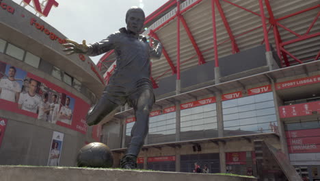 Eusebio-Statue-Am-Stadion-Da-Luz-In-Lissabon,-Portugal