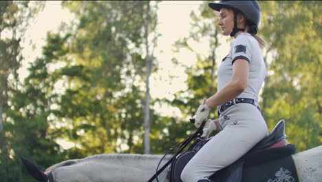 Eine-Frau-Reitet-Auf-Ihrem-Pferd.-Training-Der-Reitfähigkeiten.