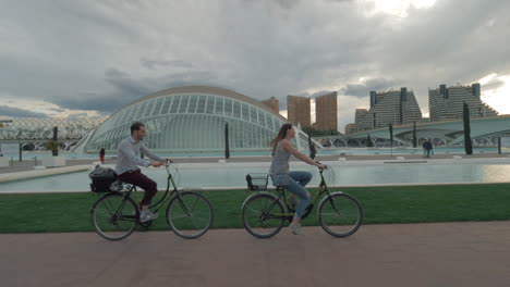 Mit-Dem-Fahrrad-Durch-Die-Stadt-Der-Künste-Und-Wissenschaften