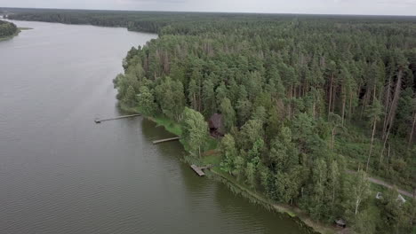 Luftaufnahme-Der-Freizeitbasis-Im-Wald-Am-Flussufer