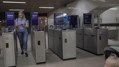 Familie-Am-Drehkreuz-In-Der-U-Bahn