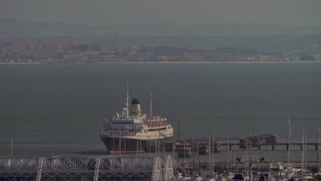 Lissabon-Flussufer-Mit-Festgemachtem-Schiff-Portugal