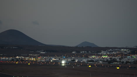 Flugzeug-Verlässt-Lanzarote-In-Der-Dämmerung-Der-Kanarischen-Inseln