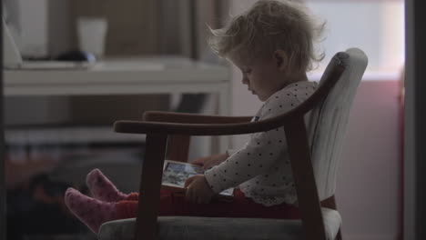 Kleinkindmädchen-Schaut-Sich-Zu-Hause-Zeichentrickfilme-Auf-Einem-Tablet-Computer-An