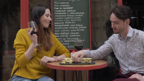 Joven-Pareja-Amorosa-Saliendo-En-Un-Café-Callejero-Y-Bebiendo-Vino