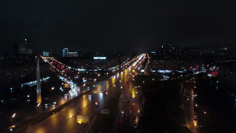 Vista-Aérea-Del-Tráfico-En-Las-Carreteras-Nocturnas-De-Moscú,-Rusia.