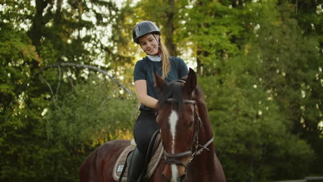 Los-Mejores-Momentos-De-La-Equitación.-La-Chica-Está-Sentada-Sobre-Un-Caballo-Y-Disfruta-De-Su-Hobby.