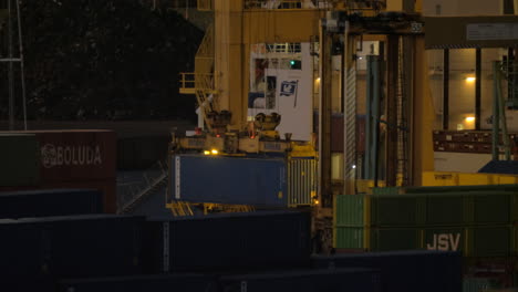 Beladung-Eines-Containerfrachtschiffs-Im-Industriehafen-Bei-Nacht,-Barcelona,-Spanien