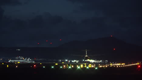 Ein-Landendes-Flugzeug-In-Der-Nacht