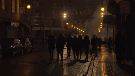 La-Gente-En-La-Calle-De-Valencia-Después-De-La-Crema-Durante-Las-Fallas-España