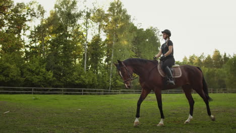 Esta-Es-La-Mejor-Vista-De-La-Equitación-Profesional.-La-Mujer-Está-Montada-En-Su-Caballo.