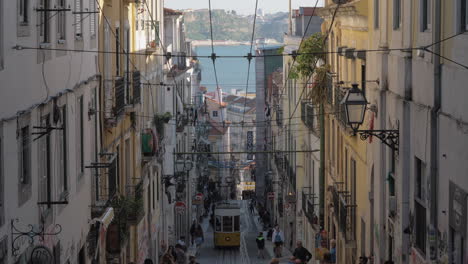 Tranvía-Amarillo-Vintage-En-La-Calle-De-Lisboa-Portugal